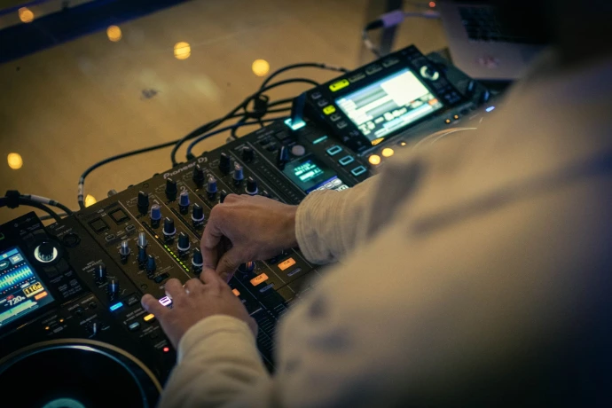 Platines Pionneer DJ CDJ 2000 NEXUS 2 avec une DJM 900 nexus 2 