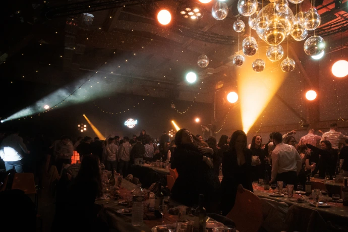 Magnifique lustre de boule disco pour le jour de l'an au Teilleul