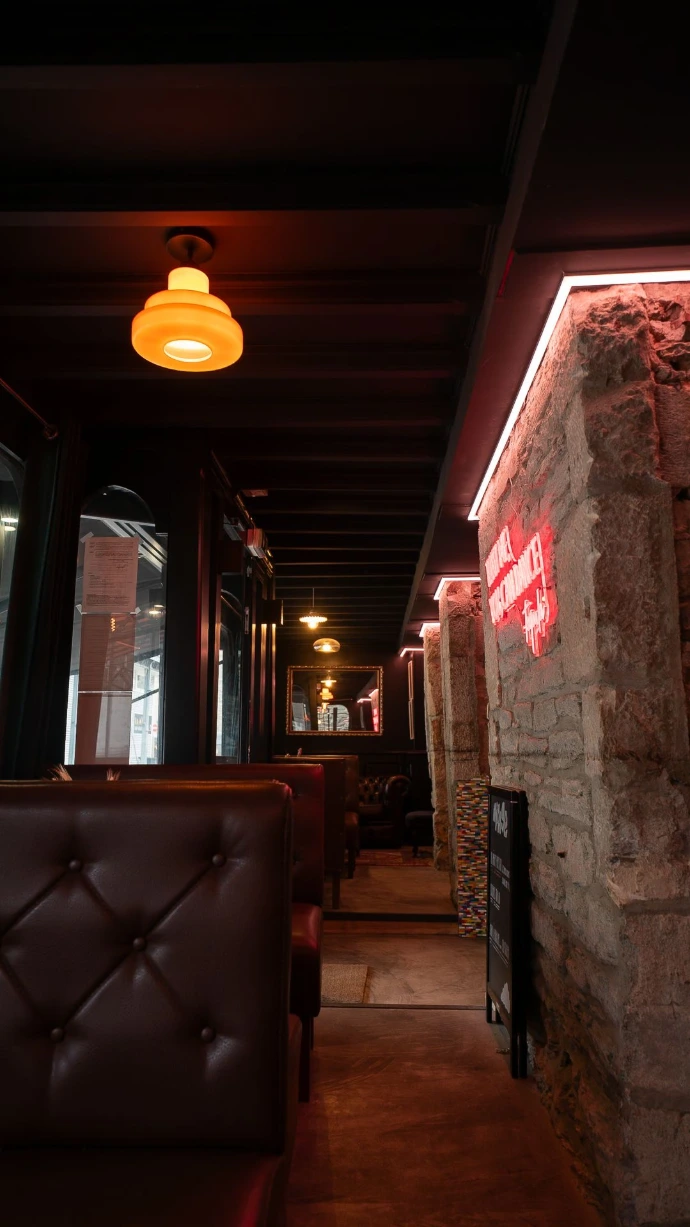 Mise en lumière d'un bar avec des rubans LED RGB