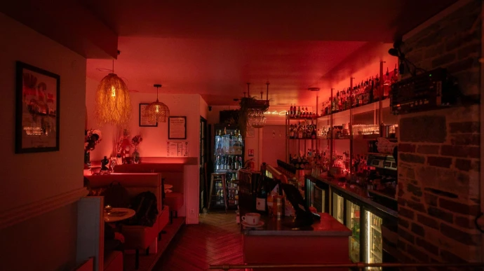 Mise en lumière d'un bar avec des rubans LED RGB