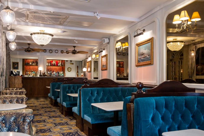 Installation d'enceinte VOID blanche dans un bar