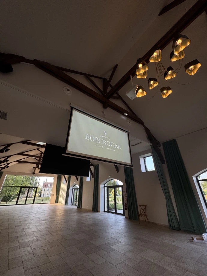 Installation d'un double écran de projection avec double vidéo-projecteur courte focale