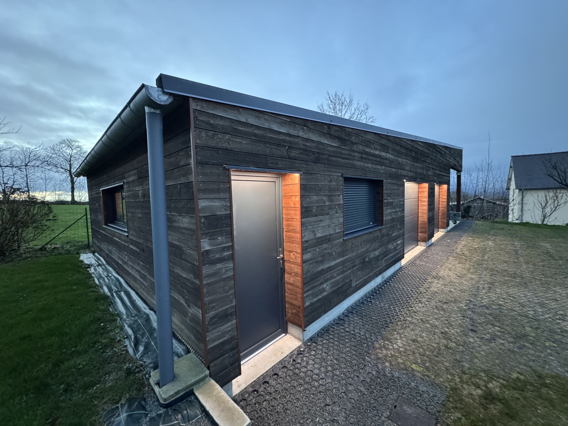 Intégration d'un éclairage indirect pour porte de garage et porte d'entré pour un Bâtiment