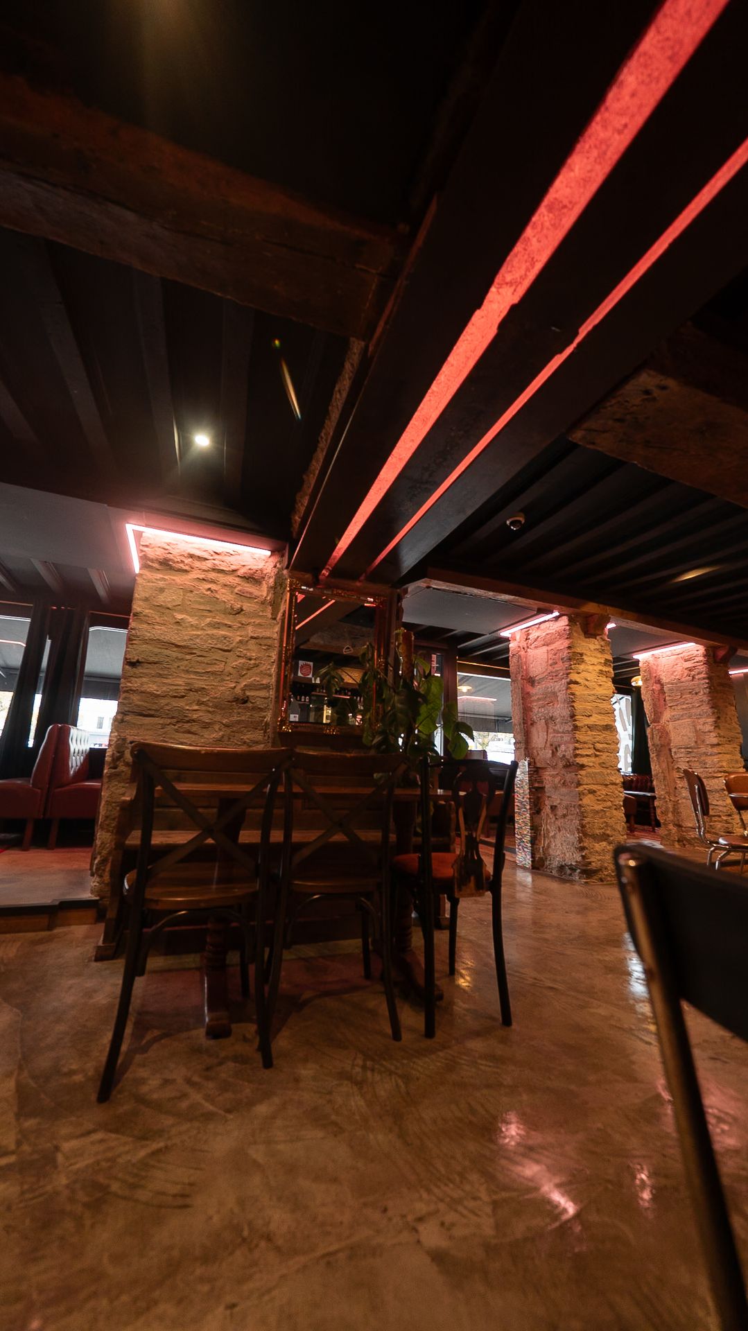 Mise en lumière d'une poutre IPN avec un ruban LED RGB à Cherbourg au bar LE MIRAGE