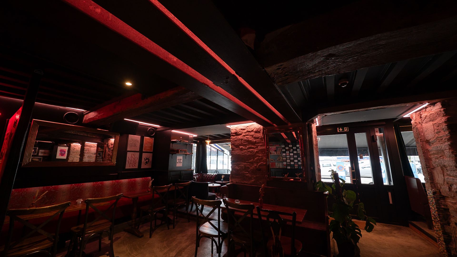 Mise en lumière d'une poutre IPN avec un ruban LED RGB à Cherbourg au bar LE MIRAGE