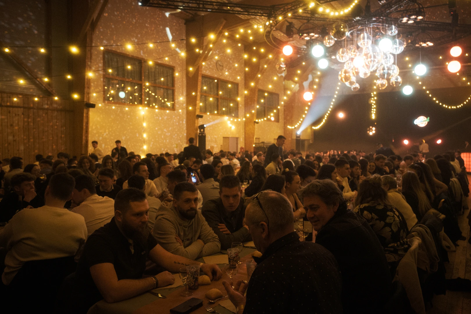 Chapiteau guinguette avec un lustre de boule disco au Teilleul